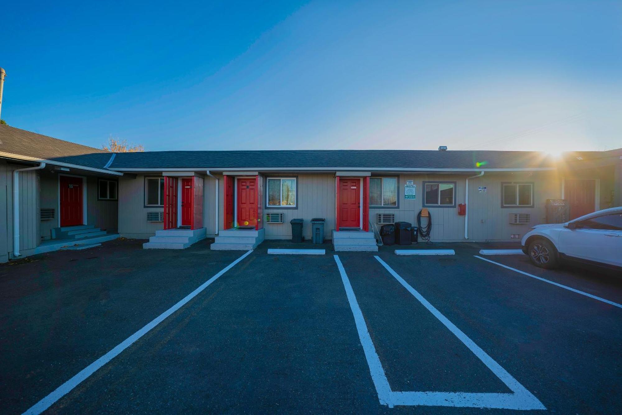 Oyo Hotel Portland Or Near Airport Gresham Bagian luar foto