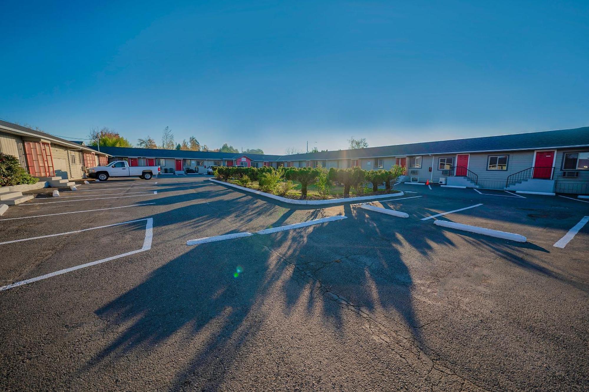 Oyo Hotel Portland Or Near Airport Gresham Bagian luar foto