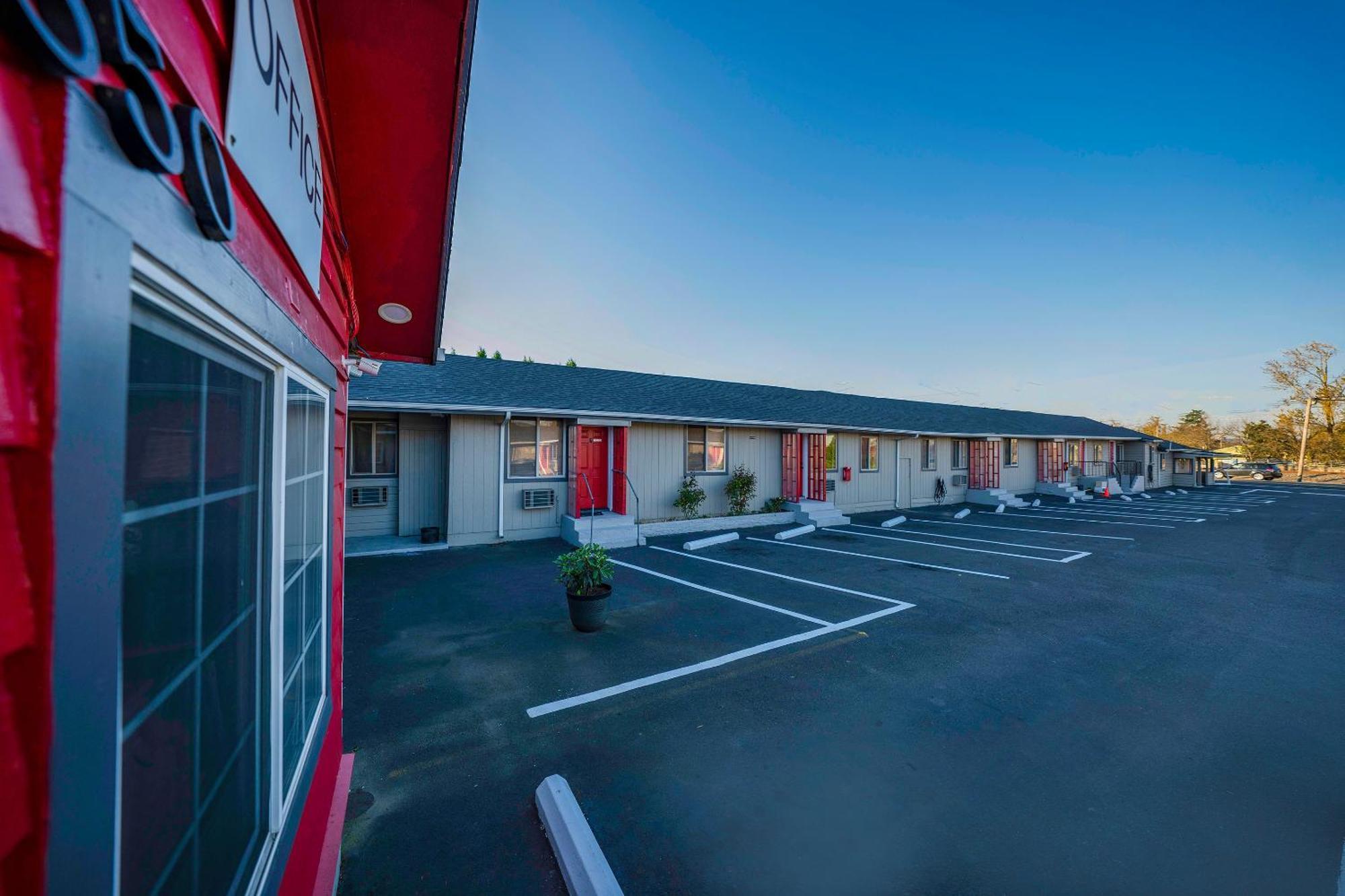 Oyo Hotel Portland Or Near Airport Gresham Bagian luar foto