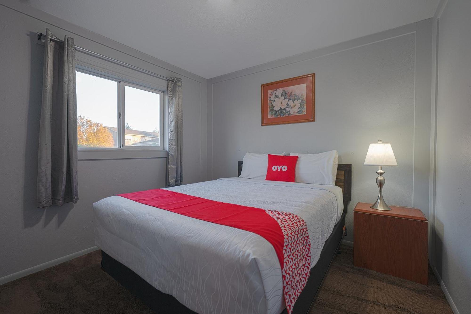 Oyo Hotel Portland Or Near Airport Gresham Bagian luar foto