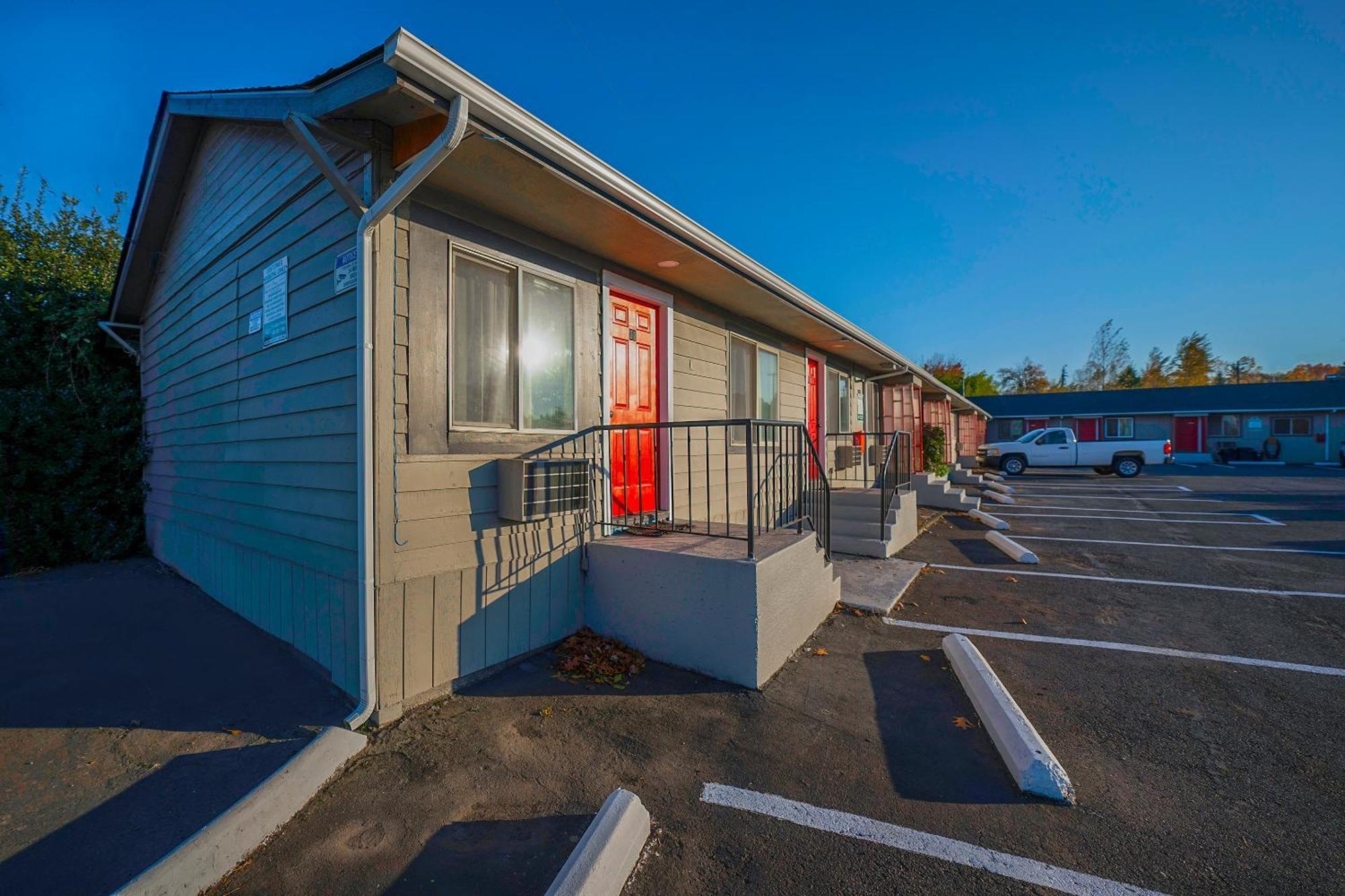 Oyo Hotel Portland Or Near Airport Gresham Bagian luar foto
